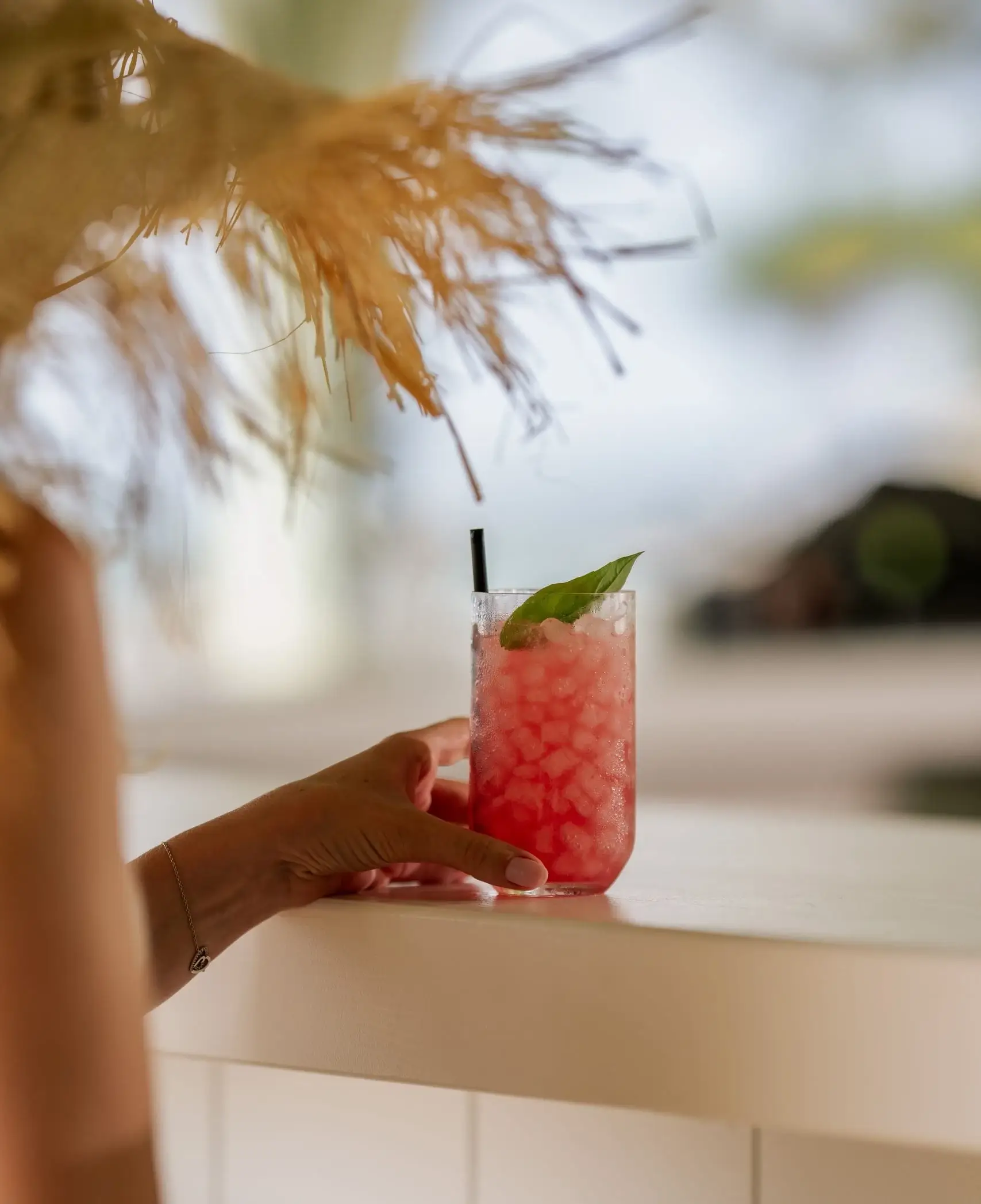 Cocktail Maison Octave au comptoir, ambiance estivale en bord de mer